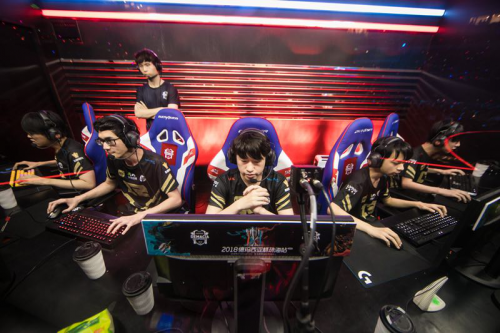 在防守端的 在防守端的